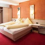 Pension Bergfried ゲストハウス 3*
