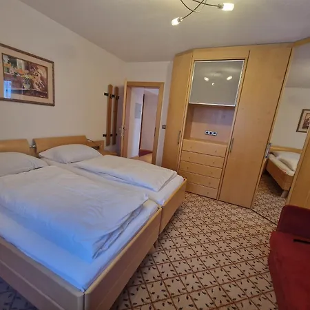 Pension Bergfried ゲストハウス 3*